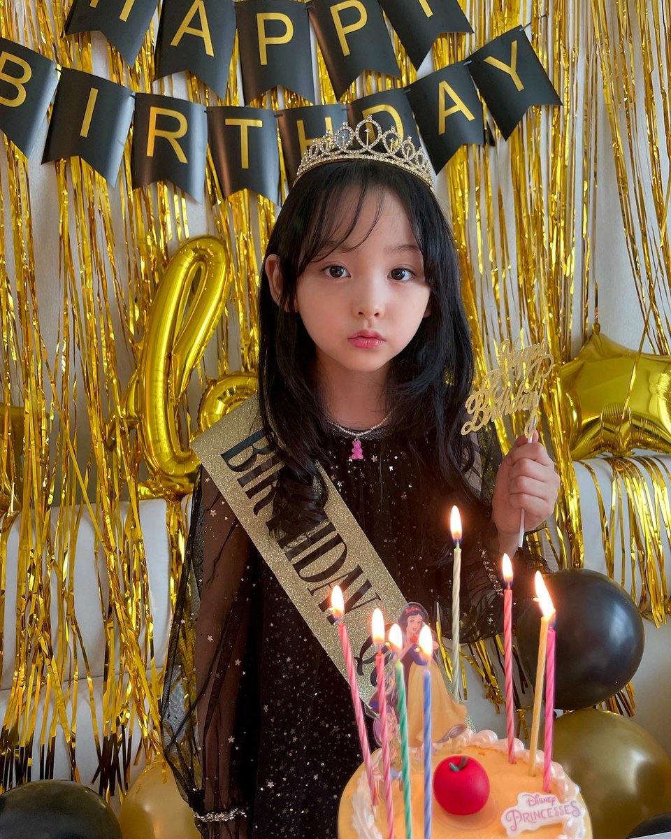 bibblediary's tweet image. ㅤㅤ
ㅤㅤ
" Aku siap! um? hadiah apa? daddy pandai menggoda teman temanku ya! 😏 Wajah daddy jangan begitu teman temanku takut nanti , e-eh ga takut sih cuma kesel sedikit 🤨 "  ucapnya mendekat ke arah meja dan kue yang di siapkan , AKU SIAAAPP 

ㅤㅤㅤㅤ