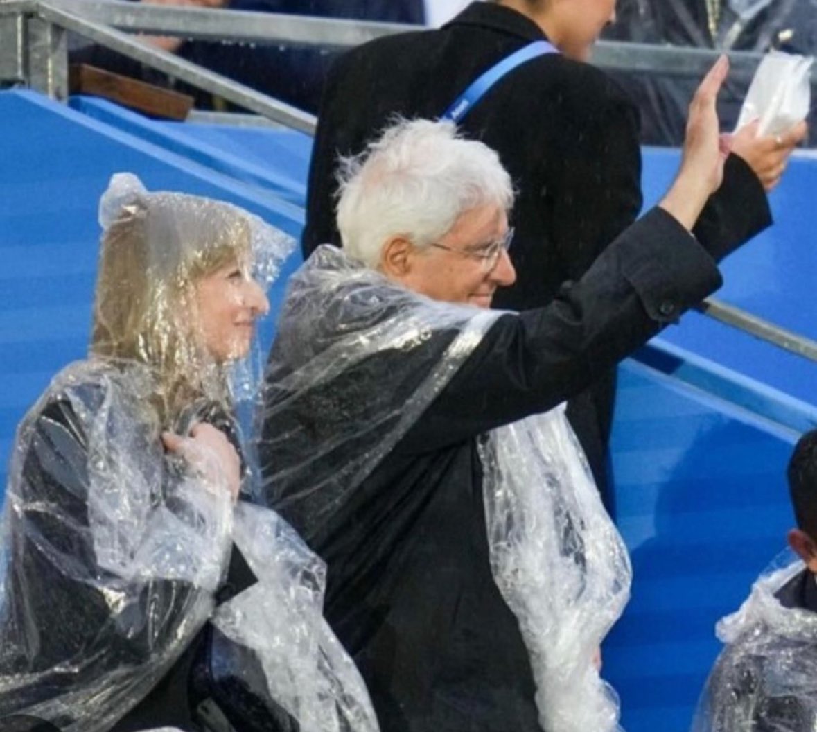 accursioalagna's tweet photo. Da Siciliano, da Italiano sono orgoglioso del nostro Presidente della Repubblica, che rappresenta il Paese con dignità ed onore.

Ieri sera era sotto la piaggia battente, senza ombrello all’età di 83 anni, ma non si è mosso pur di veder passare la sua delegazione italiana. https://t.co/rZmKCxfr2o