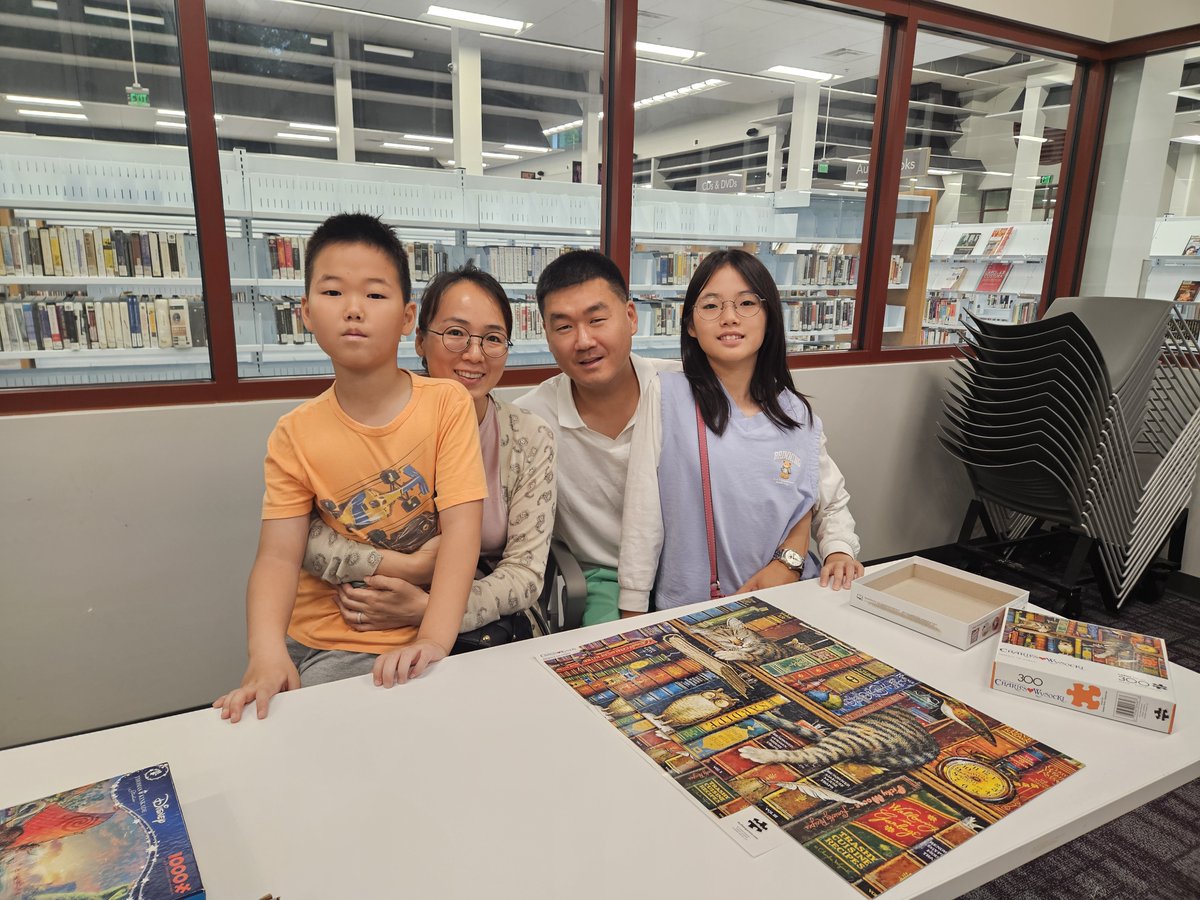 fulcolibrary's tweet photo. Teams were given the same 300-piece puzzle and raced to complete it! Congrats to the speedy winners at Northeast Spruill Oaks Library! 

#fulcolibrary #puzzlerace #puzzle #northeast #SRP24 https://t.co/x1xxwIwJSE
