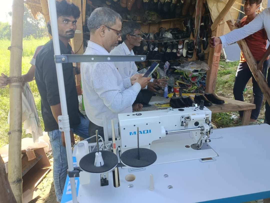shanmugamchin10's tweet photo. மக்கள் பிரதமர் ராகுல் 🙏🏻

நீதிமன்ற வழக்கு ஒன்றில் ஆஜராவதற்காக நேற்று சுல்தான்பூர் சென்ற ராகுல���காந்தி ,வழியில் செருப்பு தைக்கும் தொழிலாளி ஒருவரை சந்தித்து குறை கேட்டறிந்தார்.

   இன்று,  அவருக்கு செருப்பு தைக்கும் மிஷின் ஒன்றை அனுப்பி, அவரை மகிழ்வித்திருக்கிறார். https://t.co/0E7e7DFpQq