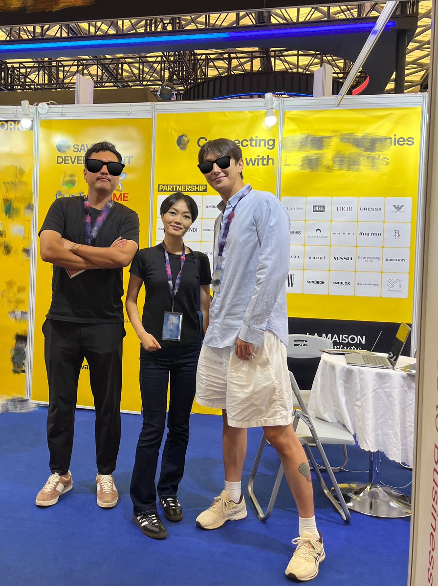 HWynpay's tweet photo. It was a totally nice surprise and a bonus to meet two gentlemen, who were also my “bodyguards” (they're so tall)! https://t.co/R70r634e81