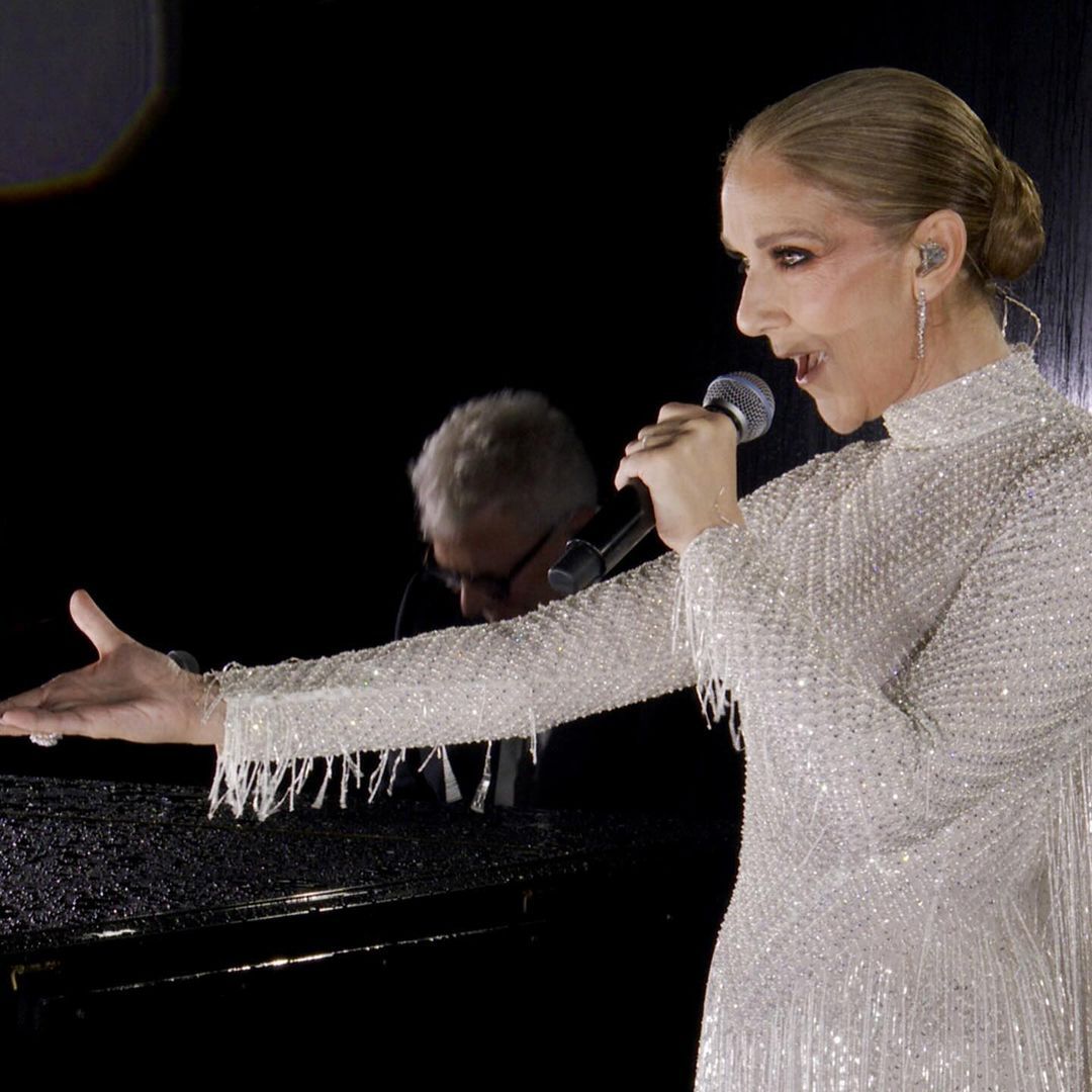VogueFrance's tweet photo. #CelineDion a clôturé la cérémonie d'ouverture des #JeuxOlympiques de #Paris2024 avec l'Hymne à l'amour d'Edith Piaf sur la Tour Eiffel, la première fois depuis 4 ans que la chanteuse est de retour sur scène, dans une robe haute couture Dior
--> https://t.co/EZpkaATcJA https://t.co/s2jnvwNtIE