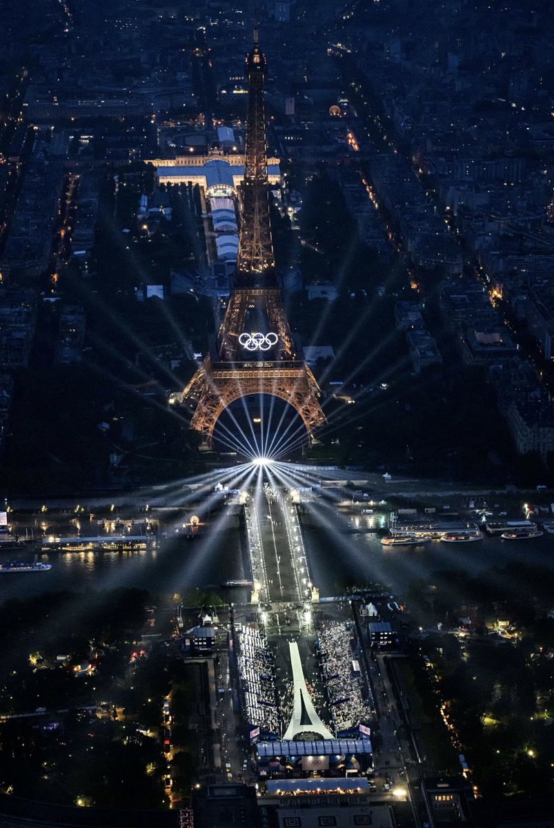 « Paris 2024 a commencé et les Français – ceux qui produisent le fromage le plus délicieux du monde, la haute couture la plus raffinée et d’innombrables autres créations exquises – ont organisé ce qui a certainement été une cérémonie d’ouverture unique dans l’histoire des JO. »
