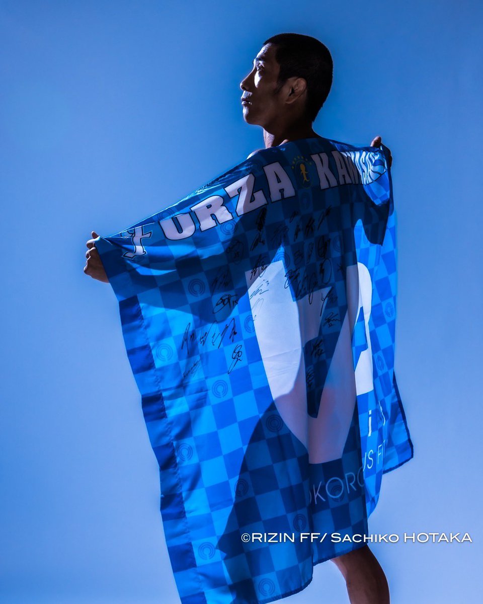 tokorodays's tweet image. 川崎フロンターレの選手の皆さんのサイン入りフラッグを受け取りました。びっくりし過ぎて何も言葉が出なかったです。一緒に川崎を盛り上げましょう！と所プラス立ち上げからお世話になりっぱなしで…感謝しかありません。いつか僕もフロンターレの皆さんに力を送れる漢になりたいです！　#超RIZIN3