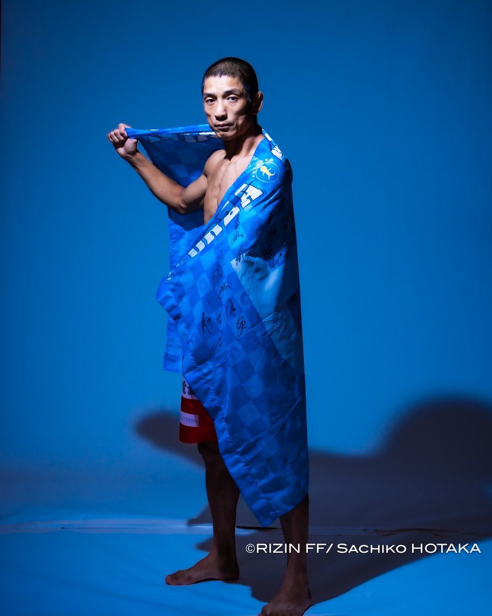 tokorodays's tweet image. 川崎フロンターレの選手の皆さんのサイン入りフラッグを受け取りました。びっくりし過ぎて何も言葉が出なかったです。一緒に川崎を盛り上げましょう！と所プラス立ち上げからお世話になりっぱなしで…感謝しかありません。いつか僕もフロンターレの皆さんに力を送れる漢になりたいです！　#超RIZIN3