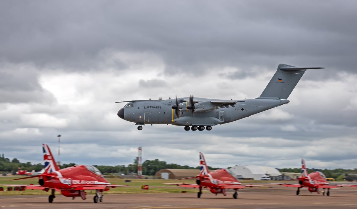 When <a href="/Team_Luftwaffe/">Team Luftwaffe</a> meets <a href="/rafredarrows/">Red Arrows</a> 🇩🇪🇬🇧💪

#A400M #Airbus #TeamLuftwaffe #RoyalAirForce #RedArrows #RIAT2024 #AirTattoo <a href="/RoyalAirForce/">Royal Air Force</a>