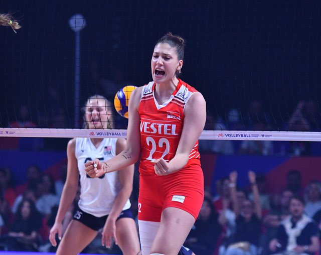 Yazmayayım diyordum da dayanamadım. Euro 2024'teki iğrenç kulüpculuk zihniyetini kadın voleybol takımına da sıçrattılar. Bu uğurda türlü algı peşindeler..

İlkin Aydın, Santarelli'nin önemli bir kozu. Geçen sezon aldığı katkıyı biliyoruz. O yapının bir parçası. Bu yıl sakatlık