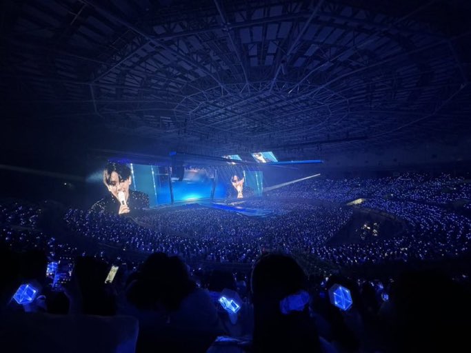 BBHLOOK__'s tweet image. Baekhyun… you are Born to be a STAR