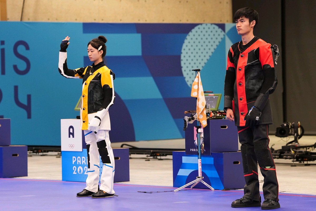 老乡 #黄雨婷 拿下 #巴黎奥运会 首金 The first gold medal of the Paris Olympics was won by the Chinese team https://t.co/tCI4NE2zi9