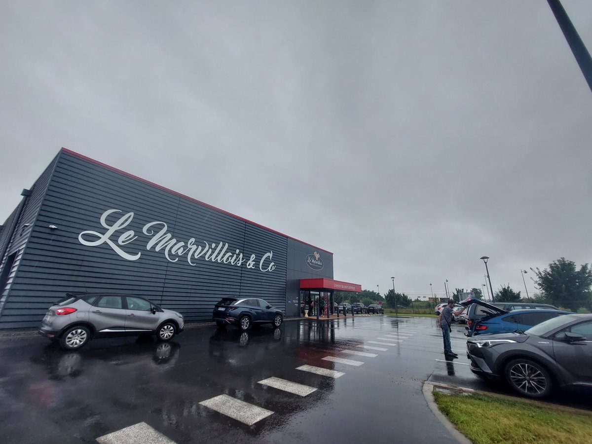 LeNordMeusien's tweet photo. Le temps maussade ne nous perturbe pas😉#boucherie
Ici, on dit ce que l'on fait et on fait ce que l'on dit 😃.
En compagnie de nos #eleveurs, nous sommes fiers de porter ce message du "consommer local"
#coopemc2 #emc2Elevage #LeMarvillois #coopération #SavoirFaire #agriculture https://t.co/9X6igorK70
