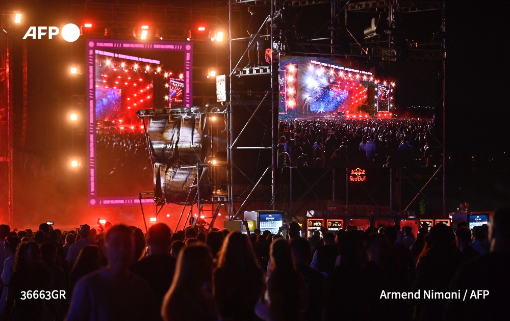 AFP's tweet image. 🎤 🇽🇰 The Sunny Hill festival in Pristina is helping turn Kosovo into a go-to destination during Europe's summer festival season from being associated with its bloody war against Serbia, thanks in large part to its founder: Dua Lipa. 
Read more: u.afp.com/5B7H