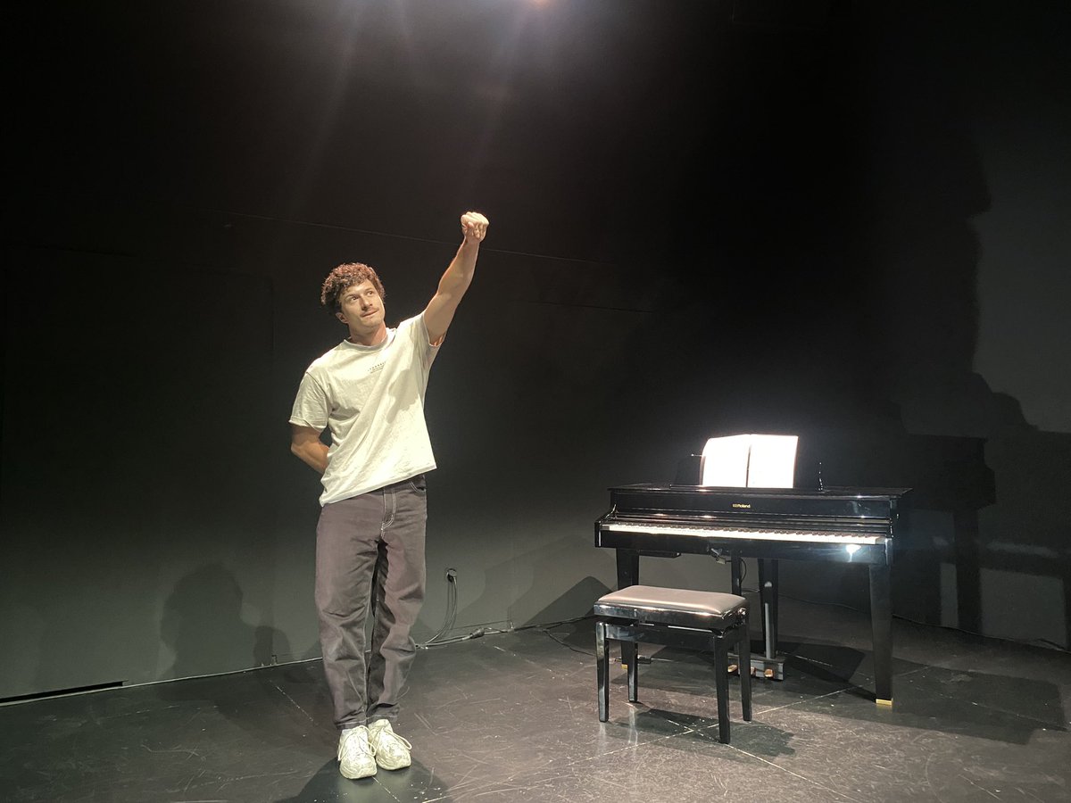 El text. El silenci. La mirada. El nus que prem o s’afluixa. Dues obres o flor de pell, de la pell del patiment, de la quotidianitat i també de l’angoixa. “6 hectàries d’oliveres” d’@AinaTurSegui al @heartbreaksala i “L’últim dia” de Lluïsa Cunillé a la <a href="/SalaAtrium/">Sala Atrium</a>. 🔝🔝