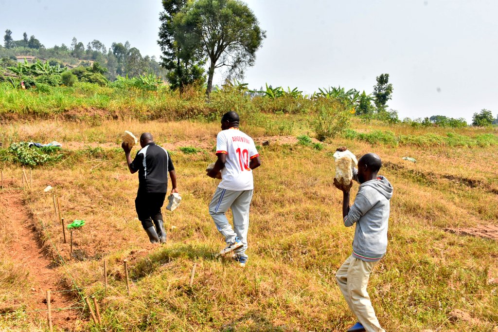Mu Karere hose hakozwe Umuganda rusange usoza ukwezi kwa Nyakanga 2024. Ubuyobozi w'Akarere Wungirije Ushinzwe Imibereho Myiza y'Abaturage <a href="/MukangenziA/">MUKANGENZI Alphonsine</a> yifatanyije n'izindi nzego gukora ibikorwa byo kubakira amazu abafite abatishoboye mu Murenge wa Mwendo, Akagari ka Kamujisho.