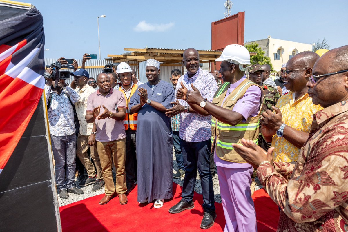 Channel254News's tweet photo. KENYA:

Friday, July 26th.

President William Ruto lays the foundation stone for the KSh50 Million Watamu Market, In Watamu, Kilifi County.

The President said that the facility was one of eight markets being put up in the region. https://t.co/ax3IaMAZm1