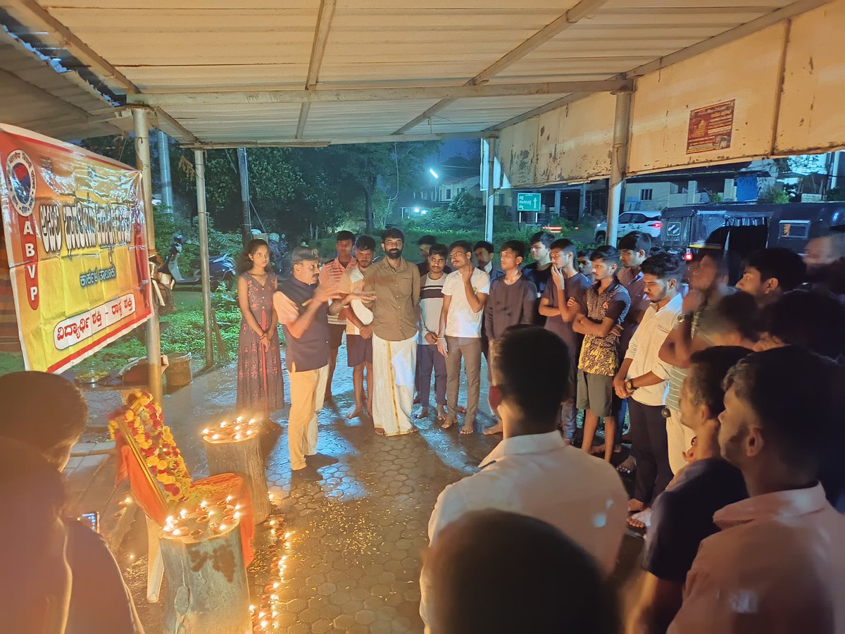 ABVP_Karkala's tweet photo. ಅಖಿಲ ಭಾರತೀಯ ವಿದ್ಯಾರ್ಥಿ ಪರಿಷತ್ ಕಾರ್ಕಳ ತಾಲೂಕು ವತಿಯಿಂದ ಸರ್ವಜ್ಞ ವೃತ್ತದಲ್ಲಿ ಕಾರ್ಗಿಲ್ ವಿಜಯ ದಿವಸ್ ಕಾರ್ಯಕ್ರಮ ನಡೆಯಿತು.

#ABVPKarkala 
#ABVPUdupi https://t.co/HtmbkPSY4H