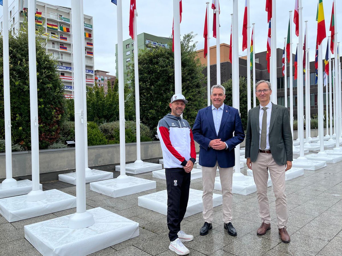 AustriainFR's tweet photo. #PARIS2024 Avant de quitter Paris, le Chancelier @karlnehammer se rend au Village olympique accompagné de notre Chef de mission @WWagner_MFA pour encourager une nouvelle fois l’équipe olympique #teamAUT 🇦🇹! On compte aussi sur VOUS pour soutenir nos athlètes 😉💪 https://t.co/nXvw0xnCrk