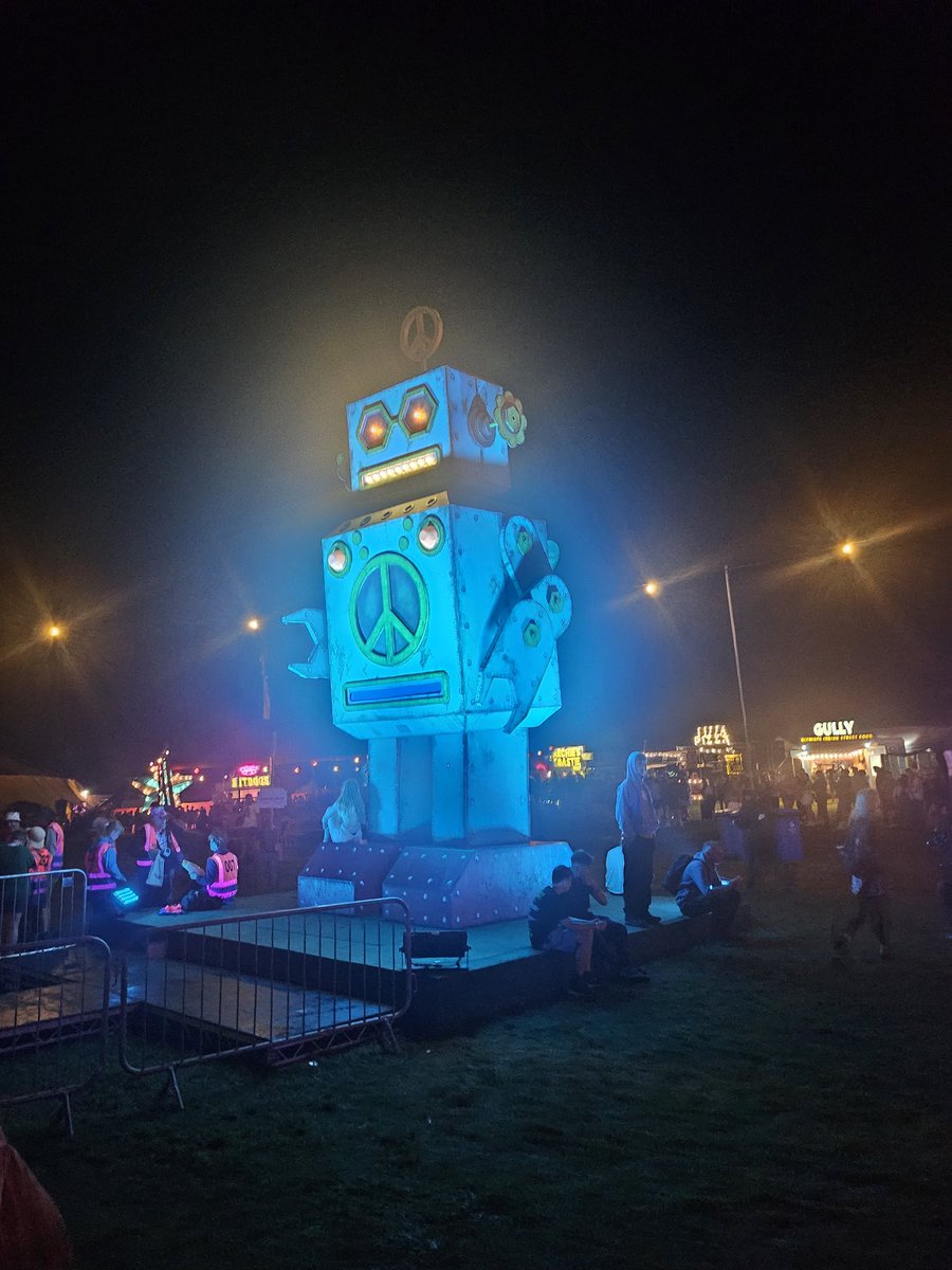 R0b0tClinic's tweet image. Hey @metropolisworld I've been out in the field fixing up these big boys and girls!  All repaired and good to go back partying! #robotclinic #stickerbomb #nutsforyourbolts