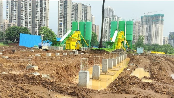 QueenofThane's tweet photo. Dear @TMCaTweetAway 
@MMRDAOfficial 
The newly established RMC plant near Haware City for Thane Borivali Tunnel, is causing sheer damage to health of local residents and school going children to nearby school, we urge you to rethink the RMC Plant and shift it. #thane #mumbai https://t.co/d03M3IBNSN