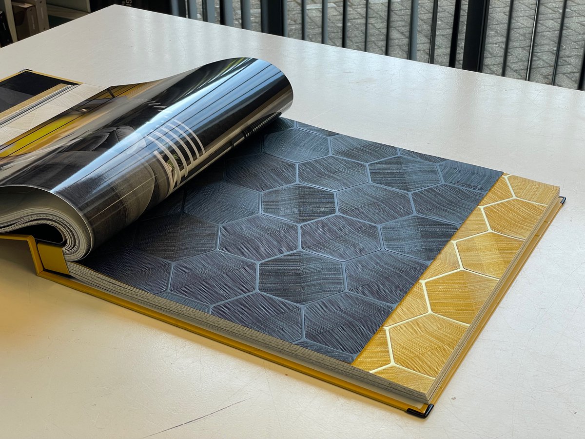 De nieuwe behangcollectie Lamborghini 3 van Zambaiti Parati.

Deze collectie is ontworpen voor wie houdt van luxe en innovatie, en combineert Italiaans vakmanschap met een passie voor het iconische design van de supersportwagens uit Bologna.

#behang #mode #italiaans