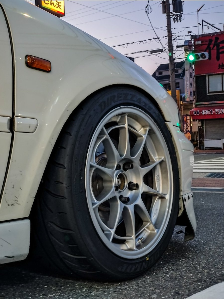 h22acl10801's tweet photo. ハイグリおかわりしました🙌

DUNLOP DIREZZA Z3

F 245/40/17  
R 215/45/17

ショルダーが立ってる感じめちゃくちゃ良いぞ...

リアアッパーも注文してるからもっと楽しみですな😊

とりあえずゲンオフまでに交換出来て良かった🙆 https://t.co/sRGRA1Ud5g