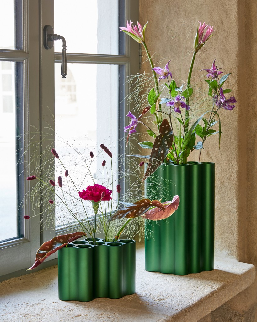 Flowers and grasses can be arranged in each cluster of eight individual tubes of the Nuage vases, and thanks to their precise outer contours, the vases can also be fitted together to create entire 'cloud formations’.

vitra.com/living/product…

#Vitra #Bouroullec #HomeStories