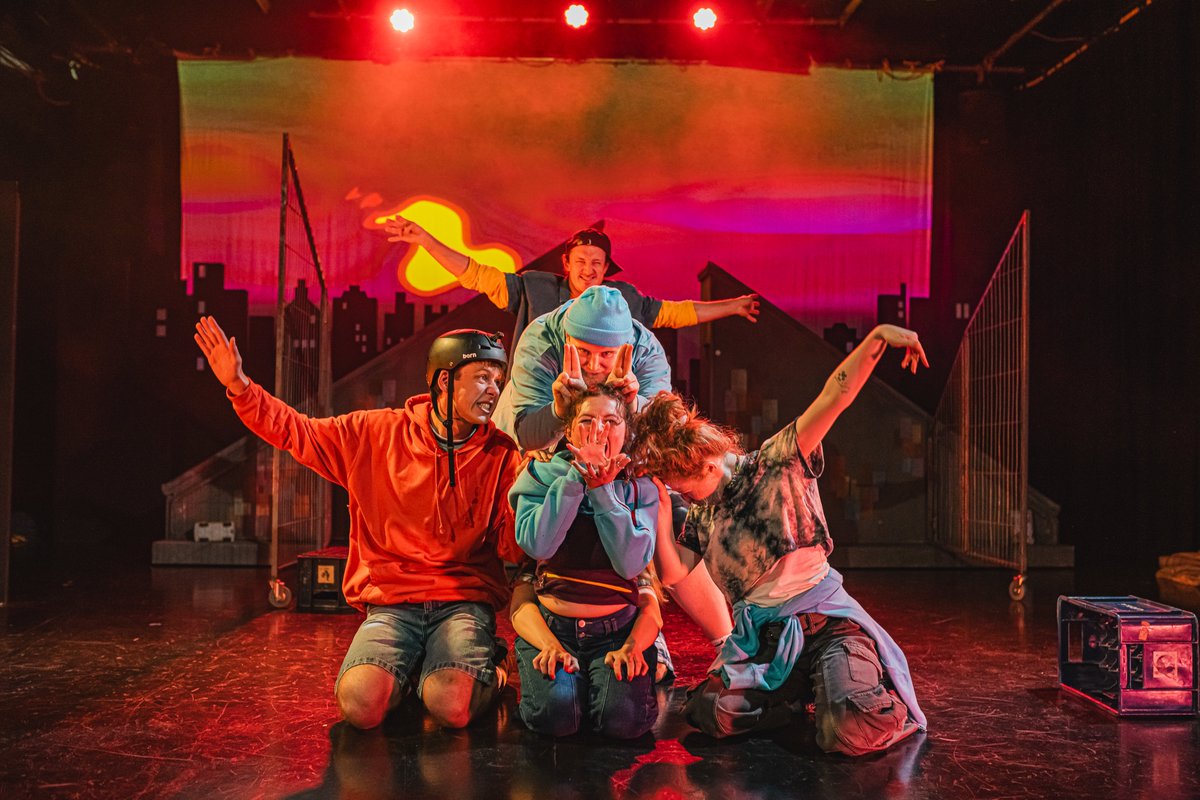 Your last chance to see  #Dragons, in its scaled back, festival format is at the #PentrefPlant in #Pontypridd @ 2pm on the 7th <a href="/Eisteddfod_eng/">eisteddfod_eng</a> 
Have a read of Nick Davies’ review on <a href="/GetTheChance4U/">GetTheChance</a>  to find out why you should see it whilst you still can...
bit.ly/DragonsReview
