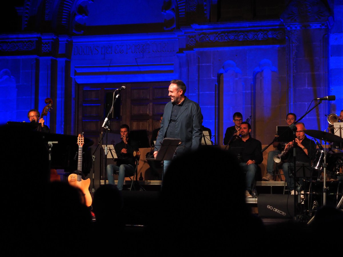 🎶 La música i el do de la paraula...

La nena està corrent pel camp.
La porta oberta, de bat a bat.
I ja ho sabia d'altres cops,
que quan l'obres ets un.
I ja ho sabia d'altres cops
que qui torna ja no ets tu.

#fesitalsaltasegarra #calaf #altasegarra