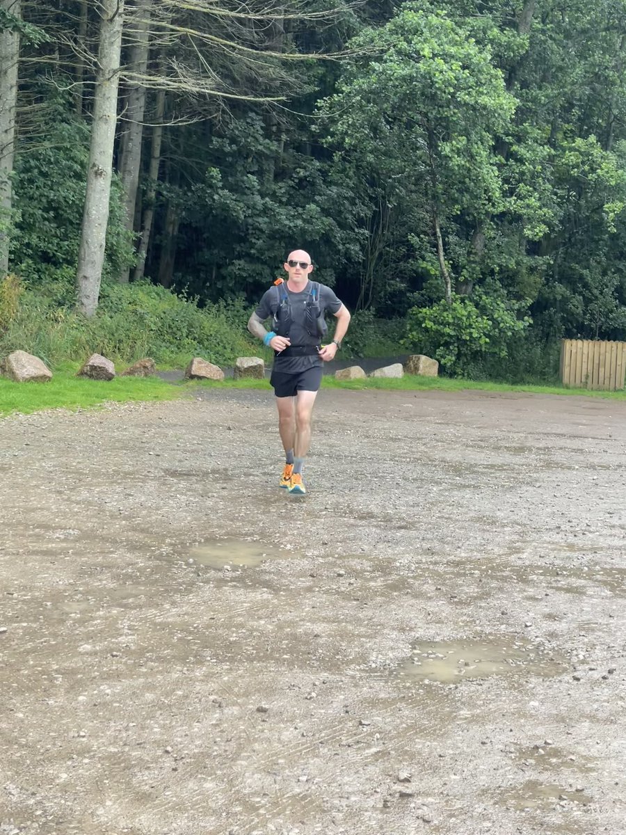Cheering Dad on 👏🏼🏃🏻 over half way now and the donations are still rolling in 🤩 68 miles down, 37 to go 💪🏼