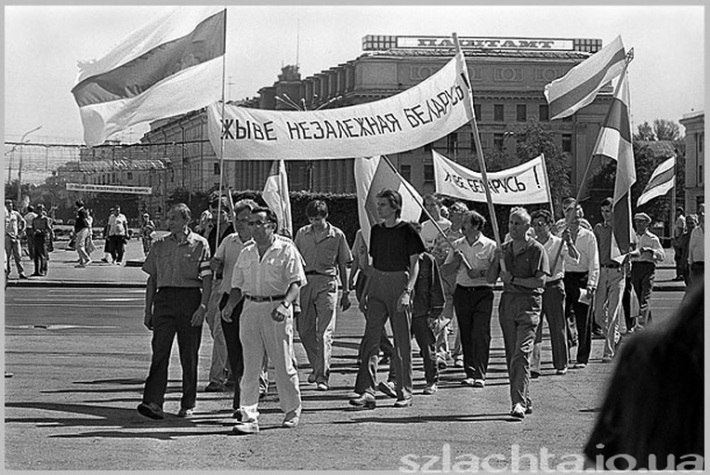 DzeNews's tweet photo. З Днём Незалежнасці!
27 ліпеня 1990 года была прынятая Дэкларацыя аб дзяржаўным суверэнітэце, якая дэ-юрэ аб'яўляла Беларусь незалежнай дзяржавай.
Менавіта гэты дзень на афіцыйным узроўні святкаваўся як Дзень Незалежнасці, пакуль у 1996 лукашысты не замянілі яго на 3 ліпеня. https://t.co/AdYEG7RrA9