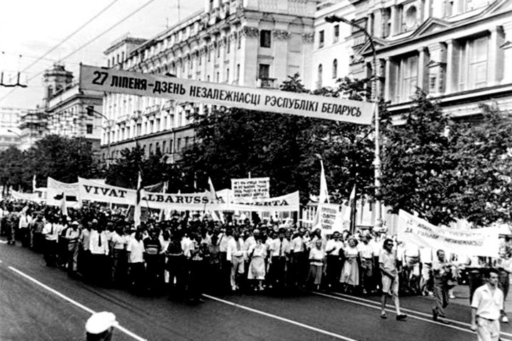 DzeNews's tweet photo. З Днём Незалежнасці!
27 ліпеня 1990 года была прынятая Дэкларацыя аб дзяржаўным суверэнітэце, якая дэ-юрэ аб'яўляла Беларусь незалежнай дзяржавай.
Менавіта гэты дзень на афіцыйным узроўні святкаваўся як Дзень Незалежнасці, пакуль у 1996 лукашысты не замянілі яго на 3 ліпеня. https://t.co/AdYEG7RrA9