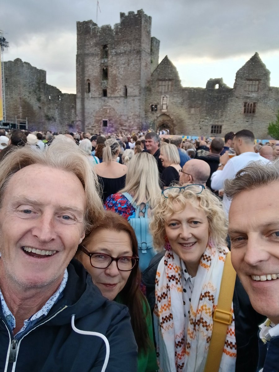 timhhartley's tweet image. Cwmni ffeind mewn lleoliad hyfryd. #Elbow yng Nghastell Llwydlo neithiwr.