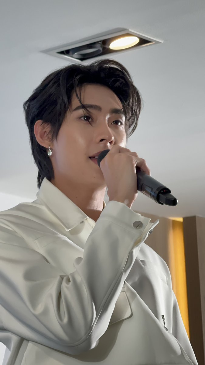 yoknism's tweet photo. มันหล่อเกินไปนะ 😭😭
#TimelessEssence #TimelessEssencewithTutorYim #TutorYim #ติวเตอร์ยิม #MewH #BCLFesta #Alienz #MyAlienz #PlaneTT #MyPlaneTT https://t.co/To4XDyG9oS