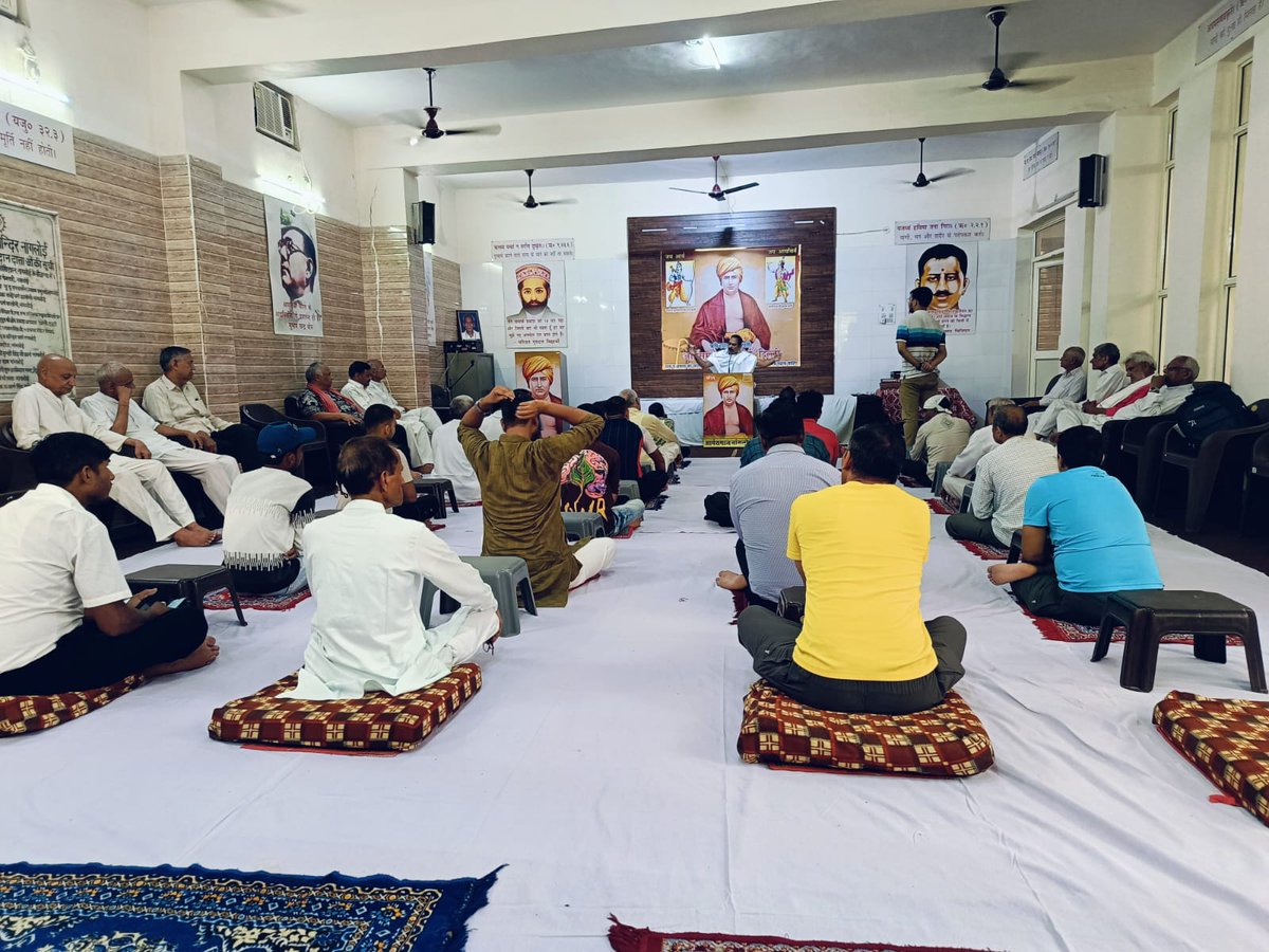 आर्य प्रशिक्षण सत्र नांगलोई दिल्ली में आचार्य वेद प्रकाश जी युवाओं को विद्या पढ़ाते हुए।
