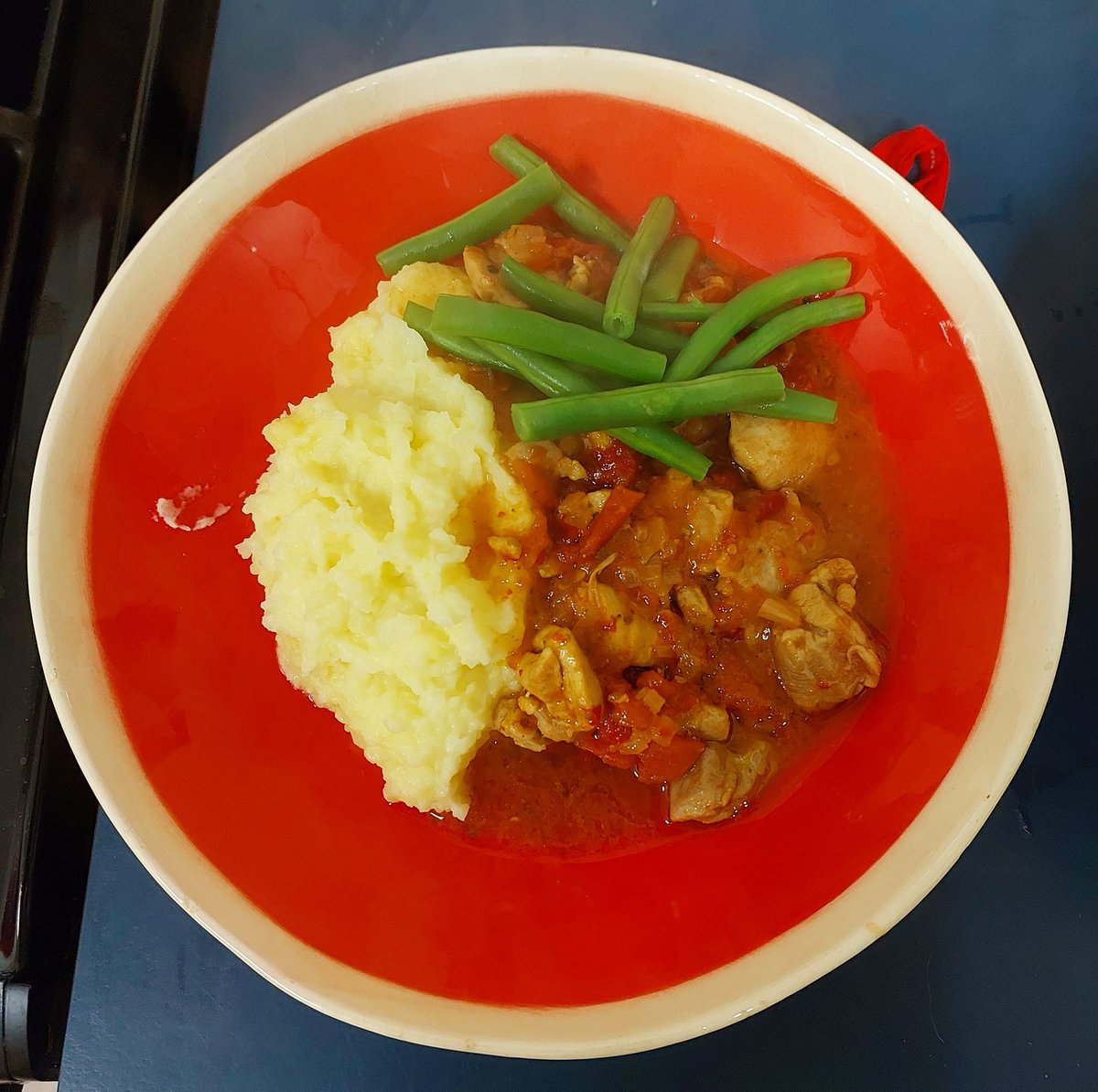 Picked up a copy of <a href="/Nigella_Lawson/">Nigella Lawson</a> Nigellissima a couple of months ago &amp; cracked out a beautiful Chicken with tomatoes &amp; peppers for tea. Might have gone a bit off piste with the mash potatoes &amp; beans. 😁