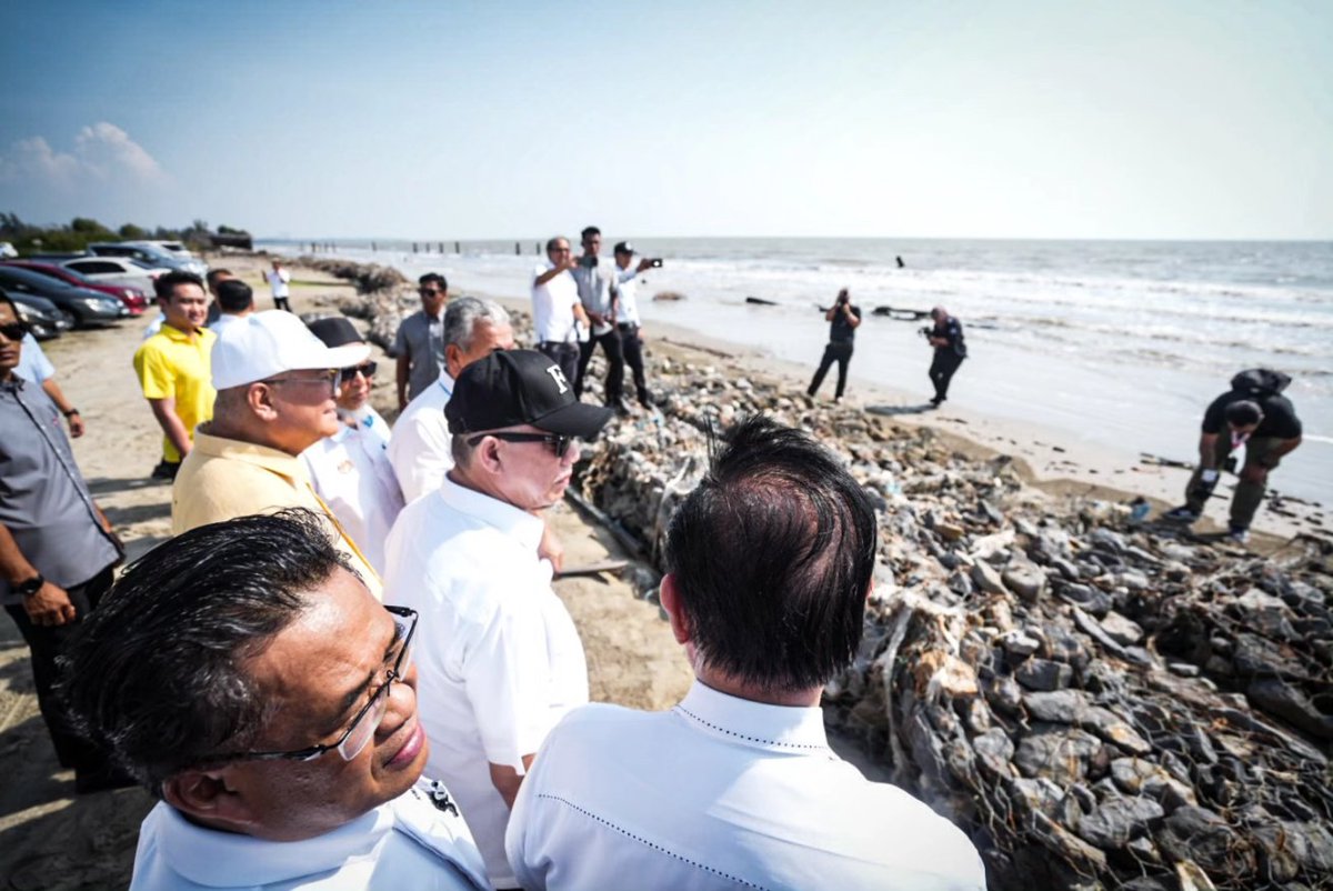 YAB Dato’ Sri Haji Fadillah bin Haji Yusof, Timbalan Perdana Menteri merangkap Menteri Peralihan Tenaga dan Transformasi Air (PETRA) bersama YB Dato’ Sri Lee Kim Shin, Menteri Pengangkutan Sarawak telah menyaksikan Majlis Penyerahan Lima (5)  Projek Siap yang dilaksanakan (1/2)
