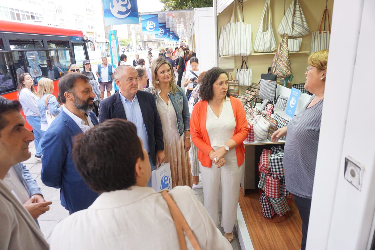 PPCoruna's tweet photo. 6️⃣9️⃣ artesanos y 4️⃣3️⃣ puestos de venta participan en la XL edición de #Mostrart organizada por la Asociación Galega de Artesáns
🎂Con motivo del 40 aniversario, cuenta con actividades paralelas, entre las que destaca Oficios ao Sol, con talleres participativos y gratuitos https://t.co/ILxs0H8rHK