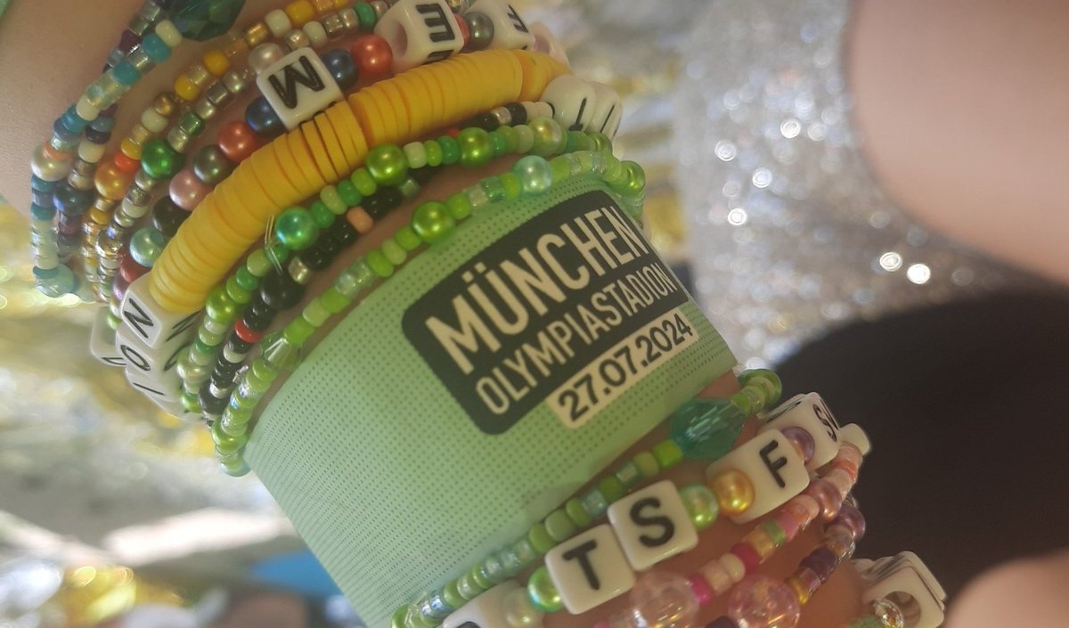 erastourmunich's tweet photo. @Fritz1018 It's given out by security and they scan the Tickets. Also these are the officially bands 😊 https://t.co/UzzpRLmxQ0