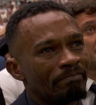 O olhar de quem passou os maiores sufocos da vida pra, hoje, ver o filho no maior clube do Mundo.

O Real Madrid.

Lindo demais a emoção do Pai do Endrick.
