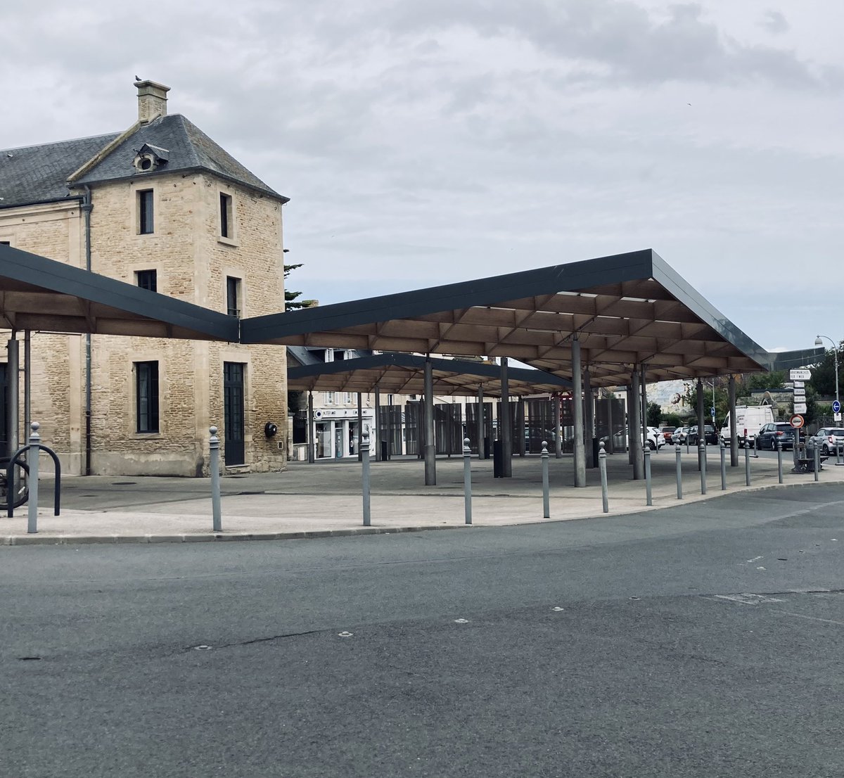 KJvanWijk's tweet photo. Toen &amp; nu #CourseullesSurMer 1944
#DDay 

Canadese troepen, geland op Juno Beach, trekken door het centrum van Courseulles-sur-Mer. https://t.co/drgxNOKNiR
