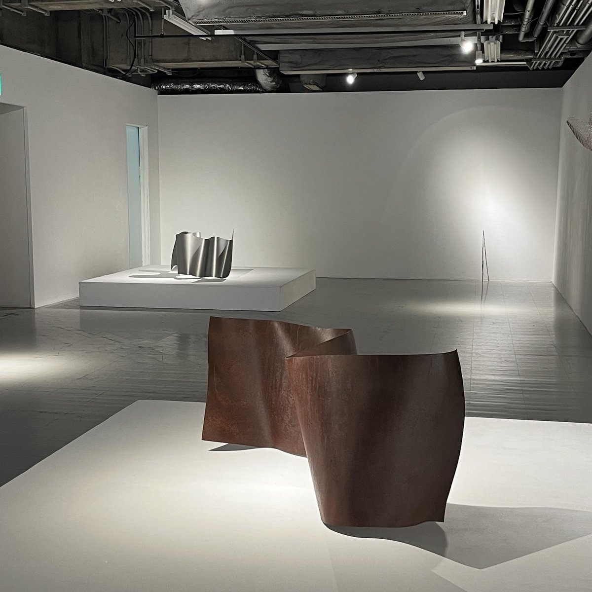 YOMAFIG's tweet photo. ②新東京ビル／アーティストインタビュー（高松威）

しっかりとした平面作品を作るのはほとんど初めてに近い出来事！という高松さんのインタビューです！

@takeshi_take_ https://t.co/Qvq5EnumXG