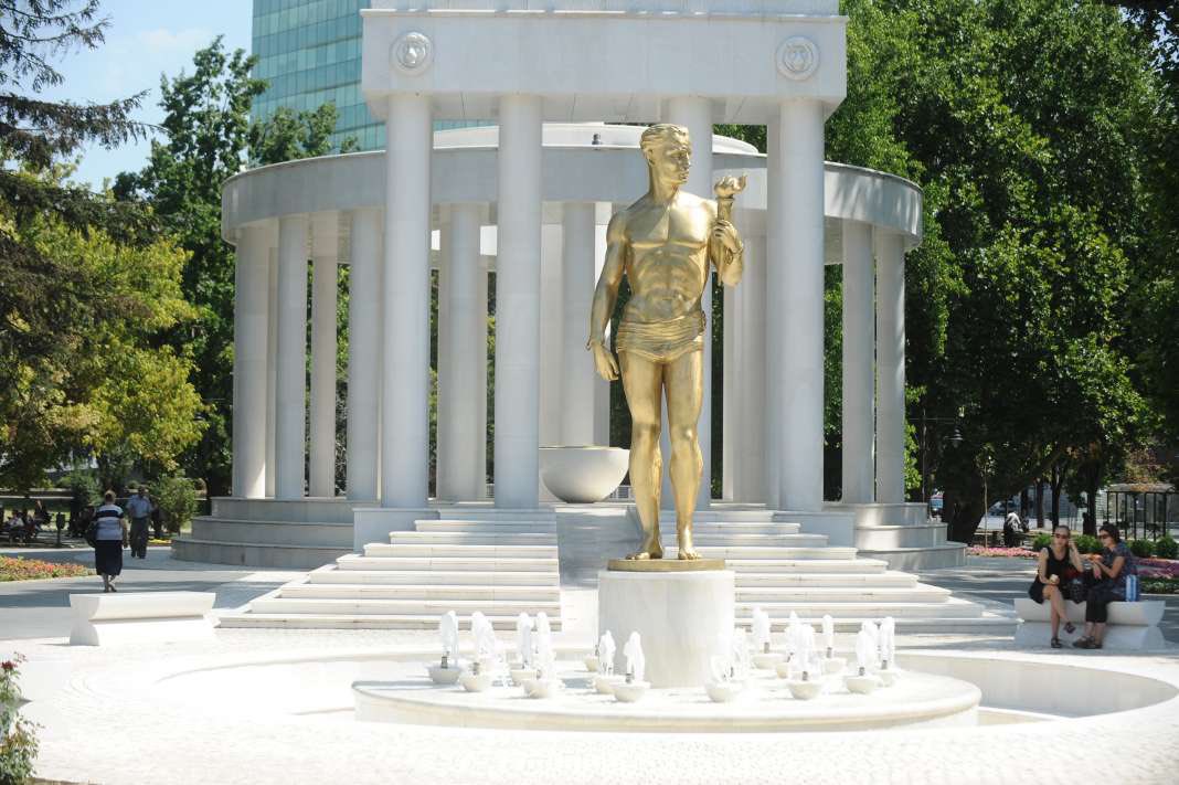 кога ќе ми текне дека живеам во опкружение на луѓе кој на прометеј му ставиа гакички

па и не ми е чудна реакцијата на отварање на олимписките игри