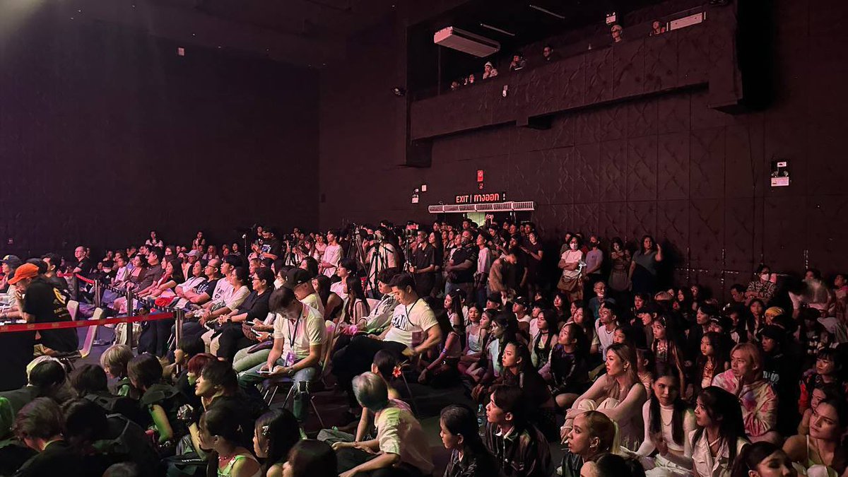 📸 Live from the Super Moon 2024 K-POP Cover Dance Competition in Bangkok! 💃🕺

Amazing performances happening right now with so much energy! 🎶🔥 Captured some of the vibes in these photos. 

Enjoy the show with LeisureMeta! 😊