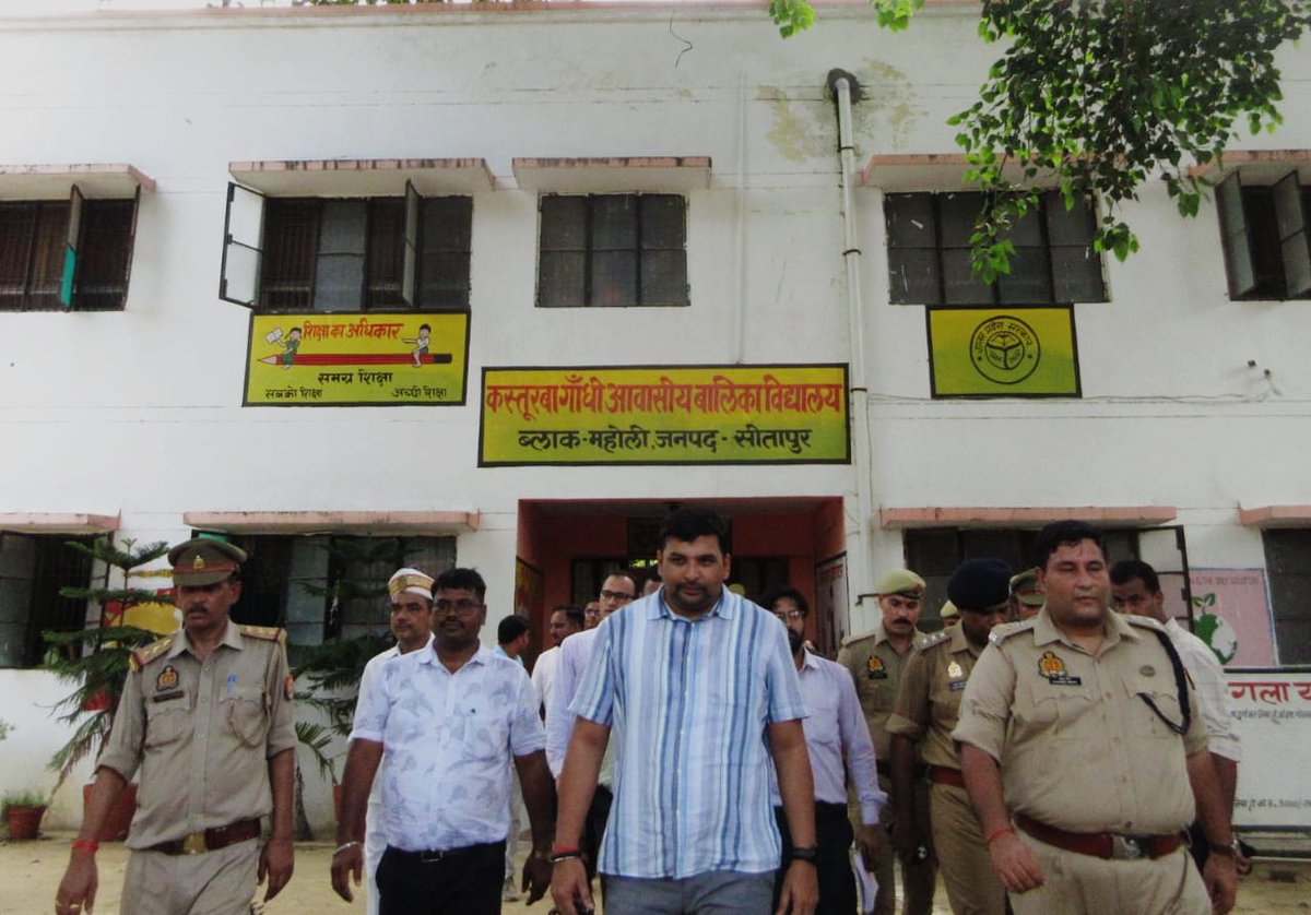 कस्तूरबा गांधी आवासीय बालिका विद्यालय महोली का आकस्मिक निरीक्षण कर व्यवस्थाएं देखी। अध्ययनरत छात्राओं को गुणवत्तापूर्ण शिक्षा प्रदान किए जाने एवं निर्माणाधीन कार्यों को गुणवत्ता के साथ समय से पूर्ण करने हेतु आवश्यक निर्देश सर्वसंबंधित को दिए। विद्यालय परिसर में पौधरोपण भी किया।