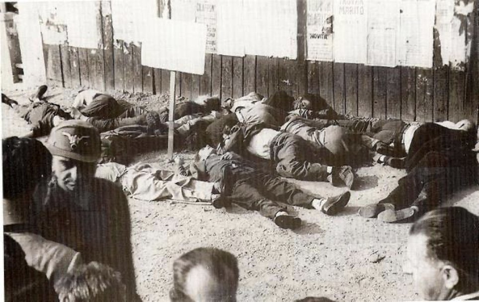 Il #10agosto 1944, a #Milano, 15 tra partigiani e antifascisti prelevati dal carcere di #SanVittore, furono fucilati a #PiazzaleLoreto da un plotone di esecuzione composto da fascisti della legione "Muti" agli ordini del capitano delle #SS #TheodorSaevecke.