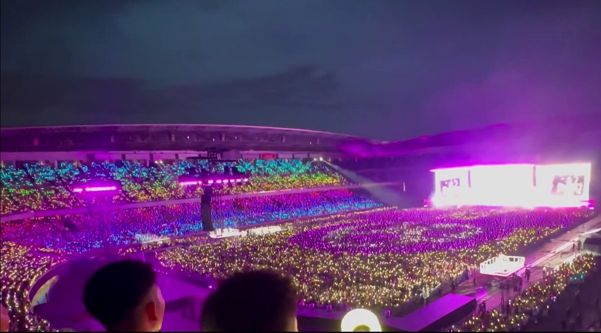 pinkot9's tweet photo. NISSAN STADIUM DID NOT COME TO PLAY

#TWICE_5TH_WORLD_TOUR_IN_JAPAN https://t.co/zsbAAmArRJ