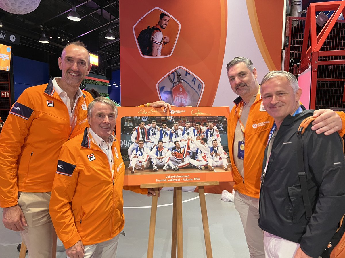 Met drie gouden legends op de foto 🏐🏐🚴‍♂️. Opening <a href="/TeamNLHuis/">Staatsloterij TeamNL Huis</a>