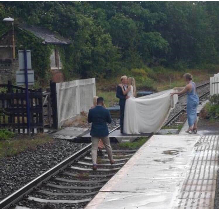 networkrail's tweet image. 👰🤵 This is NOT what "getting your marriage back on track" means! 😡

❌ Trespass is illegal - even on your wedding day! 

Use level crossings safely: networkrail.co.uk/communities/sa…

#SafetySaturday