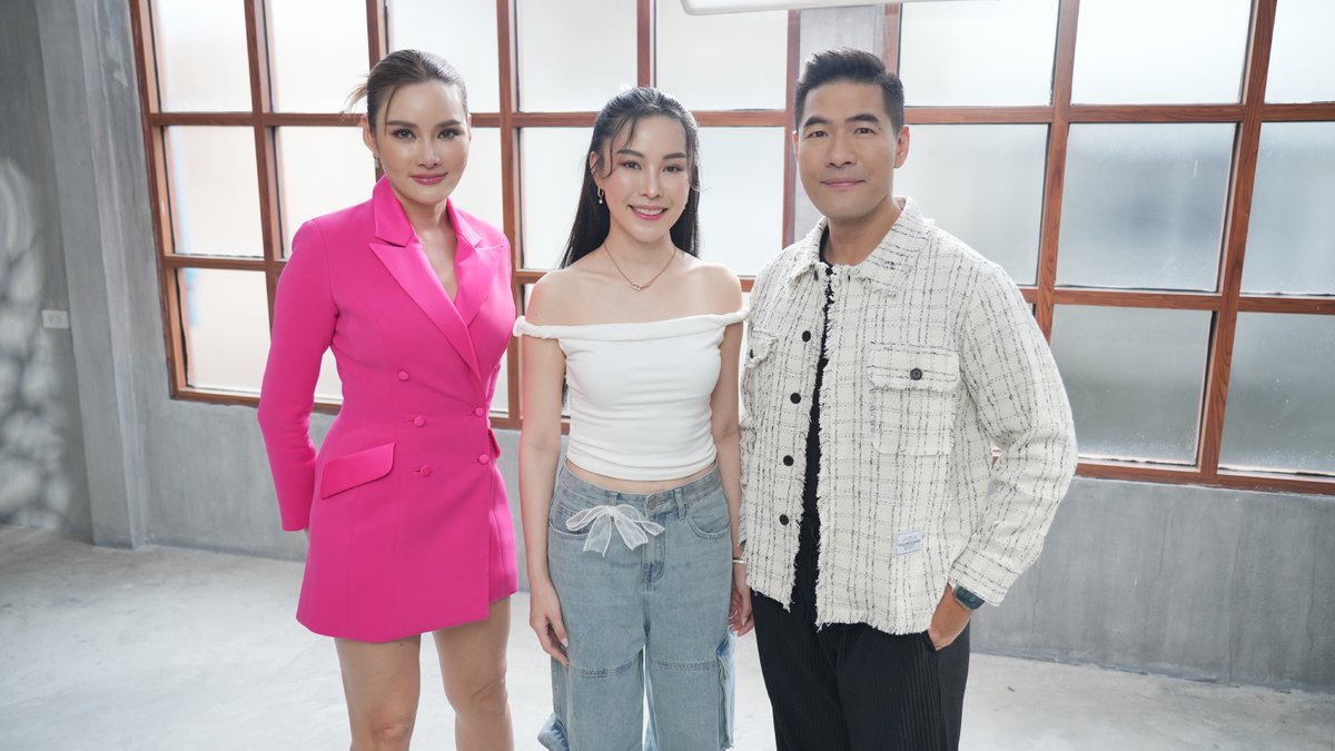 _24News_'s tweet photo. "#หญิงรฐา" ไม่มีลูกก็สุขได้ ชีวิตนี้จะเต้นจนอายุ 80 ก็ยังไหว!
เปิดใจดารานักร้องสาวมากความสามารถ "หญิง รฐา" ในรายการ #WOODYINTERVIEW เล่าเรื่องราวสุดซาบซึ้งที่ได้เป็นตัวแม่ของเหล่า LGBTQ ขอบคุณทุกแรงสนับสนุน 2002 ราตรี ที่ทำให้คนจดจำจนถึงวันนี้ เผยจะเต้นจน 80 ก็ยังไหว ด้านชีวิตคู่คงไม่คิดมีทายาท เพราะมีความสุขอยู่กับตรงนี้แล้ว
ด้วยการที่เป็นตัวแม่ของกลุ่ม LGBTQ มีหลายเหตุการณ์มากที่พวกเขาจะชื่นชอบในตัวคุณ เล่าเหตุการณ์ที่ประทับใจให้ฟังหน่อย ?
หญิง รฐา : เราก็ทำงานเป็นนักร้องจากเพลง จินนี่จ๋า ก็เกือบ 20 กว่าปีแล้ว เพราะฉะนั้นเราจะเห็นการเติบโตของน้องๆ กลุ่มนี้ที่เติบโตไปกับเรา จะเห็นเขาตั้งแต่เรียน รด. ใส่ชุดมาแล้วก็แบบพี่ขอลายเซ็นวิ่งตามรถเรา จนวันหนึ่งเขาก็เติบโตเหมือนกับทำรายการอยู่ในแกรมมี่ เห็นเขาเดินอยู่ในตึกแกรมมี่ เป็นโปรดิวเซอร์รายการทีวี จากแฟนคลับกลายเป็นน้องคนหนึ่งที่เราสนิทเพราะว่าเหมือนเราเติบโตมาด้วยกัน แล้วก็ไปเที่ยวด้วยกัน ทำรายการออนไลน์ด้วยกัน ได้เพื่อนเพิ่มขึ้นมาคนหนึ่ง ซึ่งเรียกว่าเป็นมากกว่าแค่แฟนคลับ จนทุกวันนี้ก็จะไปเที่ยวดิสนีย์ ชอบดิสนีย์เหมือนกัน ส่วนอันนี้เรารู้สึกประทับใจส่วนใหญ่ก็จะมีเดินเข้ามาแล้วก็น้ำตาคลอ ตัวสั่นแล้วก็จับเรา พูดว่าแม่ทำให้หนูรู้จักตัวเอง เป็นโมเมนต์ที่เรารู้สึกว่าอาชีพนี้มันจะทำให้คนๆ หนึ่งได้รู้จักตัวเอง คำว่ารู้จักตัวเองมันใหญ่มากนะสำหรับหญิง การที่เราได้ Come Out กับทุกๆคนรวมถึงตัวเราเอง ยอมรับในสิ่งที่เราเป็นแล้วก็ให้ครอบครัวรู้ แล้ววันหนึ่งเขาก้าวมาเป็นผู้ใหญ่ที่ดีในสังคม มีอาชีพที่ดีในสังคม เลยรู้สึกว่ามันก็เท่ดีนะ การที่เราเป็น 2002 ราตรี เป็นอะไรที่สร้าง Inspiration ให้คน
พอได้รับการสนับสนุนการครอบครัวด้วยก็จะเป็นอะไรที่ผลักดันให้เขายิ่งมีพลังมากขึ้น ?
หญิง รฐา : ใช่ สำหรับหญิงเอง รู้สึกว่าไม่ใช่แค่เขานะเราด้วย ถ้าไม่มีพวกเขาสนับสนุนเชื่อว่าจินนี่จ๋า หรือตัวหญิง ตัวพี่แคท เพื่อนๆในวง 2002 ราตรี ก็จะไม่ได้เดินทางกันมานานขนาดนี้ เพลงมันทำงานได้มาเป็น 20 ปี เพราะพวกเขานะ แล้วเราก็ได้มีคอนเสิร์ตขึ้นก็เพราะพวกเขาเหมือนกัน มันก็เป็นความภูมิใจของพวกเรา
ก็โตกันไปถึง 80 ปี ?
หญิง รฐา : ก็ยังเต้นไหวค่ะ (หัวเราะ)
พูดถึงการเป็นตัวแม่แล้วในชีวิตจริงความเป็นตัวมัมจะเกิดขึ้นไหม ?
หญิง รฐา : ไม่ค่ะ คุยกับตูนแล้วค่ะ คุยกันตั้งแต่ก่อนแต่งงานเลย ช่วงเวลาที่เราคบกันจะคุยกันถึงอนาคตอยู่แล้ว เขาก็จะบอกว่ามองไม่เห็นว่าเราจะมีอนาคตในรูปแบบของการเป็นครอบครัวใหญ่หรือมีลูกหญิงคิดยังไง คือจริงๆ ถ้าหญิงแต่งงานเร็วกว่านี้ ประมาณ 30 ต้นๆ คงคิดว่าหญิงอาจจะมี แต่พอหญิงแต่งเกือบ 40 แล้ว ก็เลยเป็นจุดหนึ่งที่ทำให้รู้สึกว่าเราไม่เหนื่อยดีกว่า ก็คิดเหมือนกัน แล้วก็ไลฟ์สไตล์ด้วยแหล่ะที่เรายังชอบจะเดินทางใช้ชีวิต หลายๆ ครั้งที่เราเจอเพื่อนๆ ที่มีครอบครัว เขาก็จะบอกว่าไม่มีดีแล้ว (หัวเราะ) เราก็เลยโอเค เลี้ยงลูกเพื่อนค่ะ ชอบสปอย์ลูกเพื่อน ในการเกิดเป็นมนุษย์บางทีเราไม่ต้องทำทุกอย่าง ต้องรู้ทุกเรื่องก็ได้ รู้ในแบบที่เราอย่างรู้พอ หรืออาจจะเป็นสิ่งที่เขากำหนดมาให้เราอยากเป็นก็ได้ จริงๆการมีลูกมันคงไม่ใช่ทุกข์อย่างเดียวมันมีสุขด้วย เพียงแต่เราอาจจะสุขอยู่กับตรงนี้และเราโอเคแล้ว
สามารถติดตาม WOODY INTERVIEW ได้ที่ช่องทาง Facebook: Woody , Youtube: Woody
คลิกชมย้อนหลัง : https://t.co/uHBUVjTPtV
