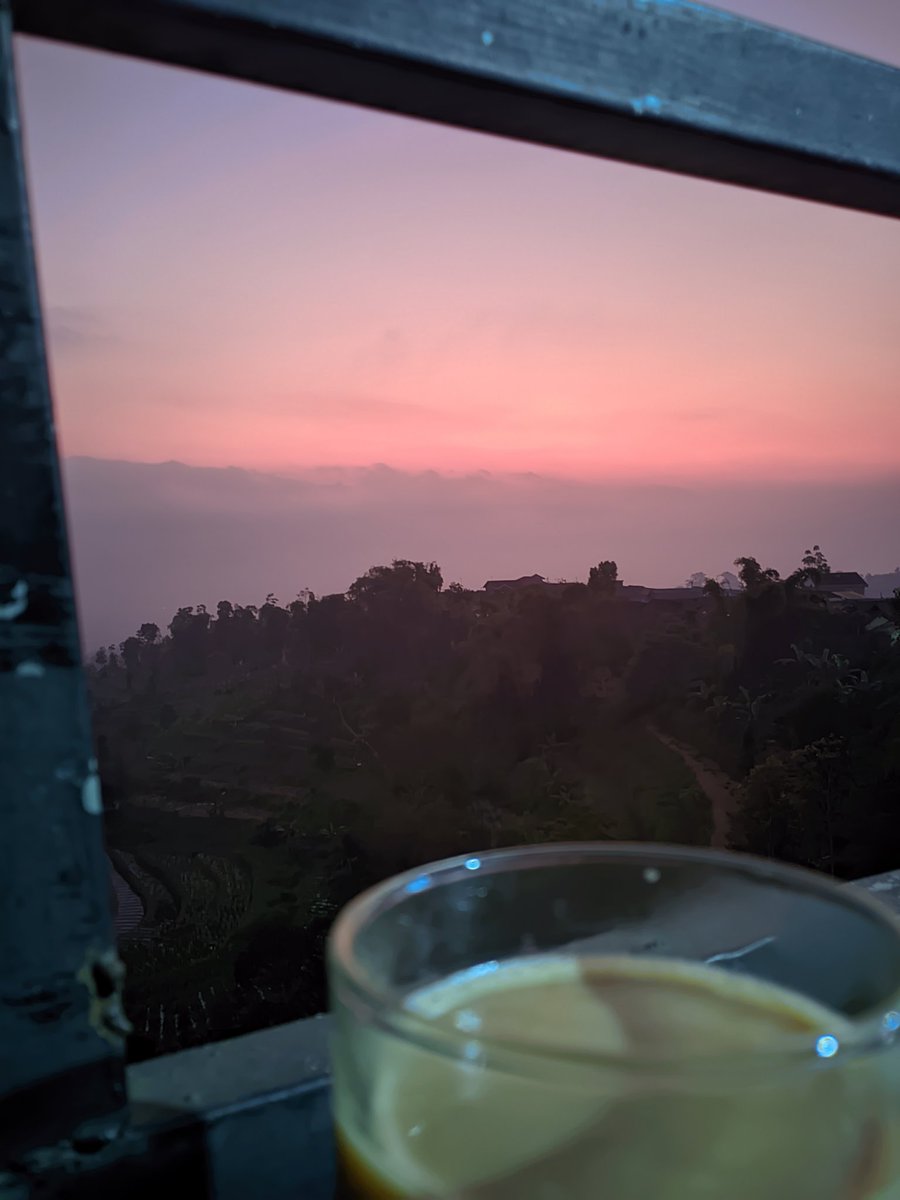 deesenjaa's tweet photo. Kopi... 
Teman sepi
Teman lamun
Teman mencari tenang... https://t.co/cLZjIHzKh6