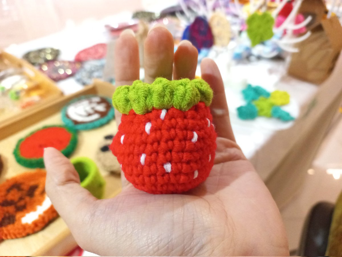 WELA_KNIT's tweet photo. 🍓สตรอเบอรี่ตุวจิ๋วที่เติบโตบนพุ่มใบโคลเวอร์ https://t.co/1iR7iwlGhQ